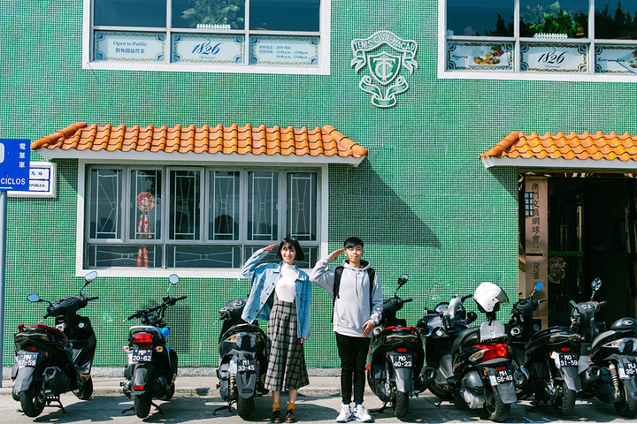 开始各种摆动作照片拍起来了。坐免费巴士到了