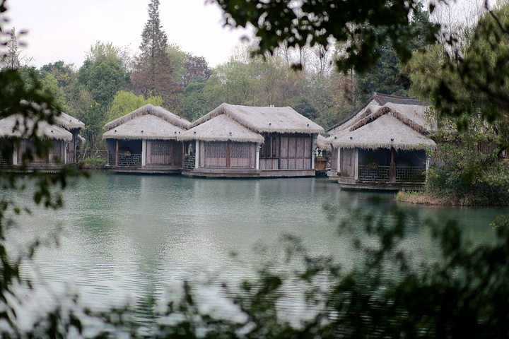 看着真是有种世外桃源的感觉了,边上是龙形田,农田,茅草屋,山山水水