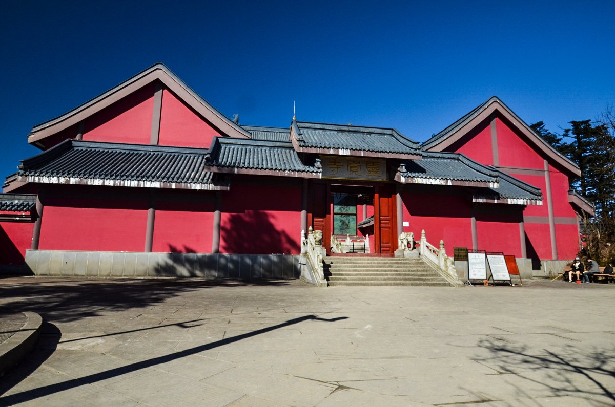 峨眉山高铁站有公交车直达景区大门口的报国寺附近,到了报国寺游客