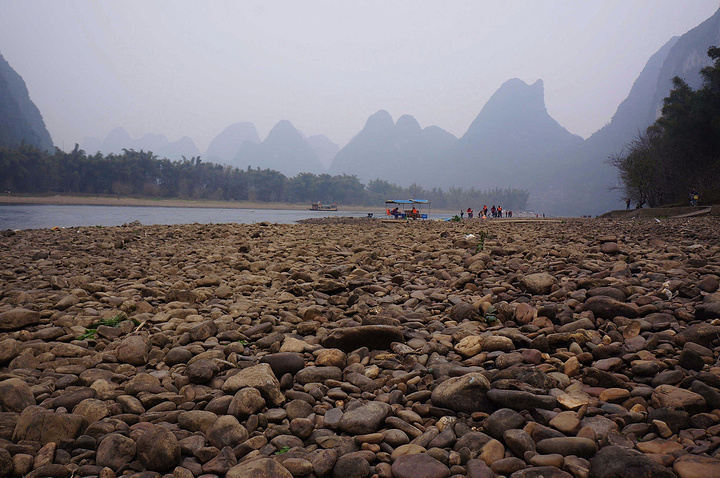 虽然天色不好,但是一路沿途的风景还是值得肯定,河水清澈见底,河边的