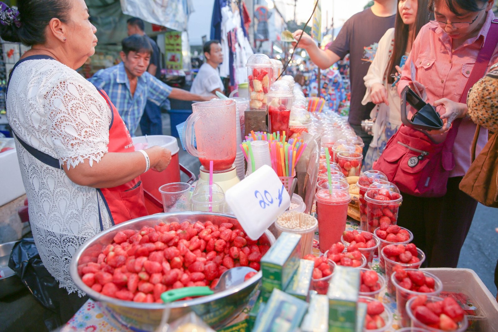 很多卖饮料的小摊小小一瓶20泰铢味道偏甜但冰过的口感能解渴