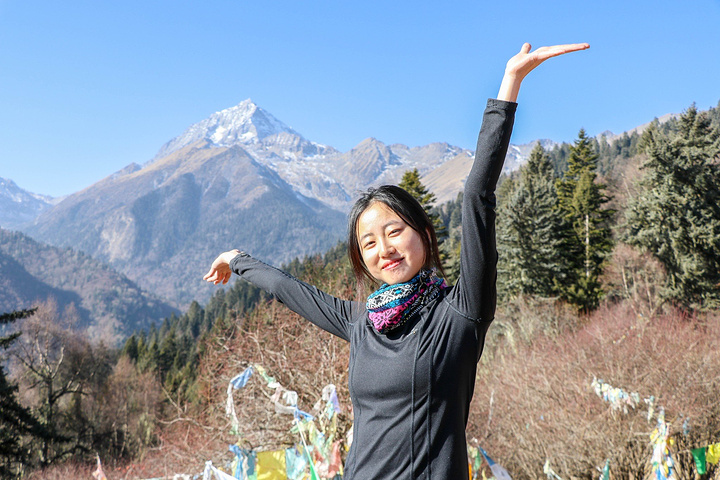 三奥雪山在当地被称为神山,由三座独立的雪山组成,它们皆为金三奥雪山字塔型山峰,成“品”字形并列相连