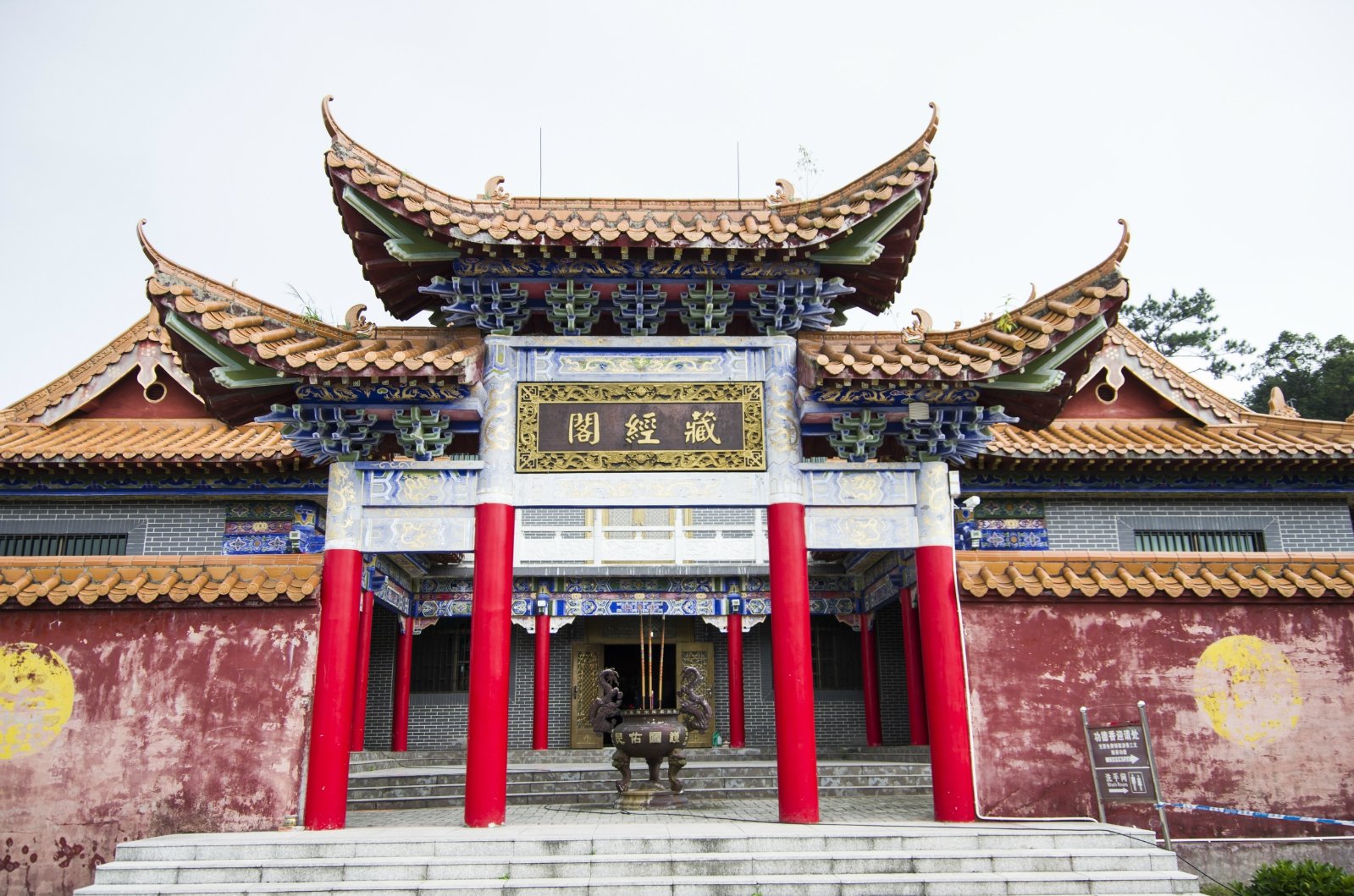 评论详情 观音山山顶观音寺供奉一尊高33米,重达3300多吨的世界最大