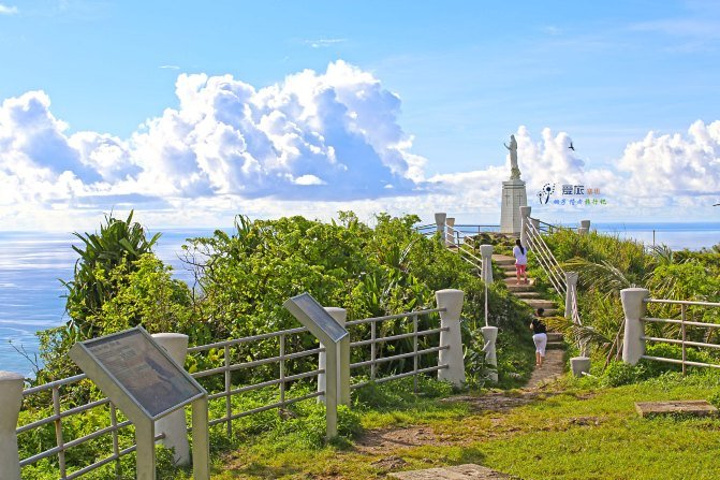 仔细看,靠近我们这边的是塞班岛,然后依次看到天宁岛,三羊岛,罗塔岛.