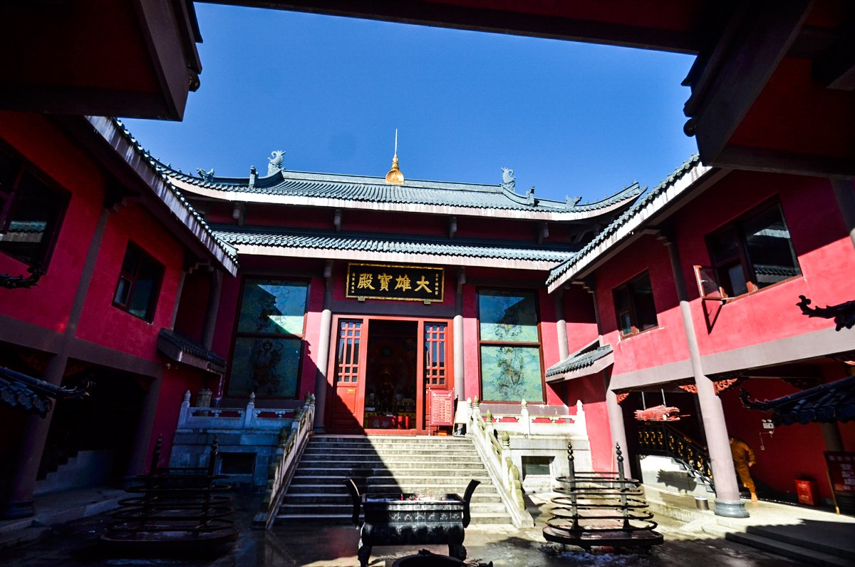 峨眉山高铁站有公交车直达景区大门口的报国寺附近,到了报国寺游客