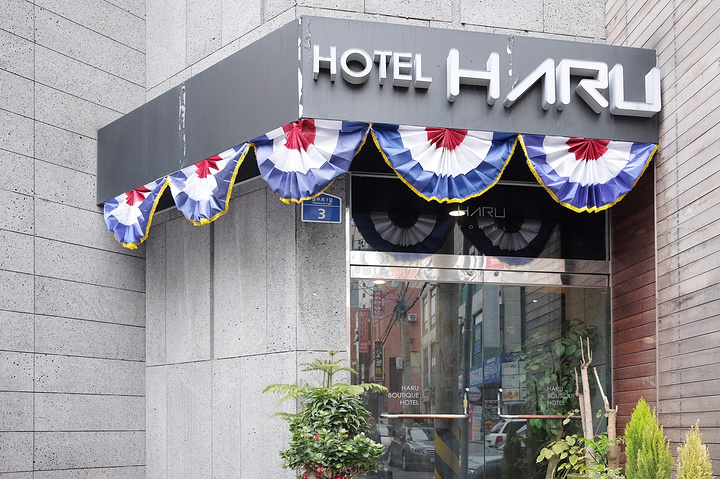 告诉我们有两种三人房选择,我们选了上下床那种房间_哈鲁酒店(hotel