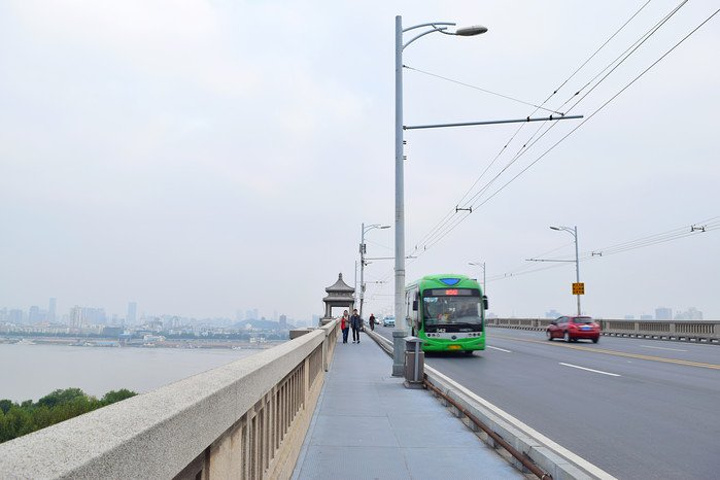 大桥为公路铁路两用桥,上层为公路,双向四车道,两侧有人行道;下层为
