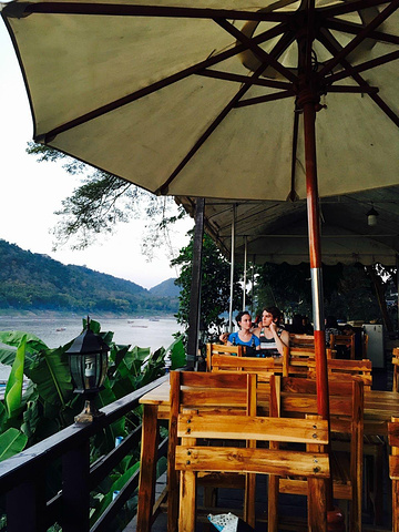 "河上的游览船，花钱用餐比花钱游船来得划算。喝着老挝啤酒，看着湄公河日落，这样的生活真是太惬意_湄公河"的评论图片