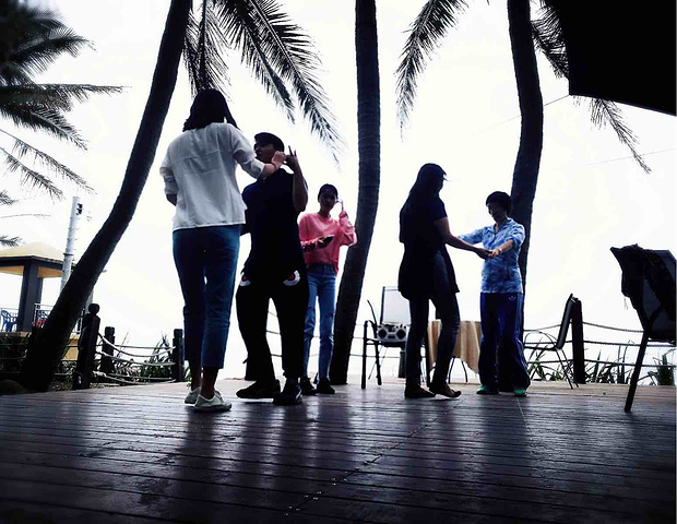 2017我们在海边平台上放音乐跳舞,再进屋吃美