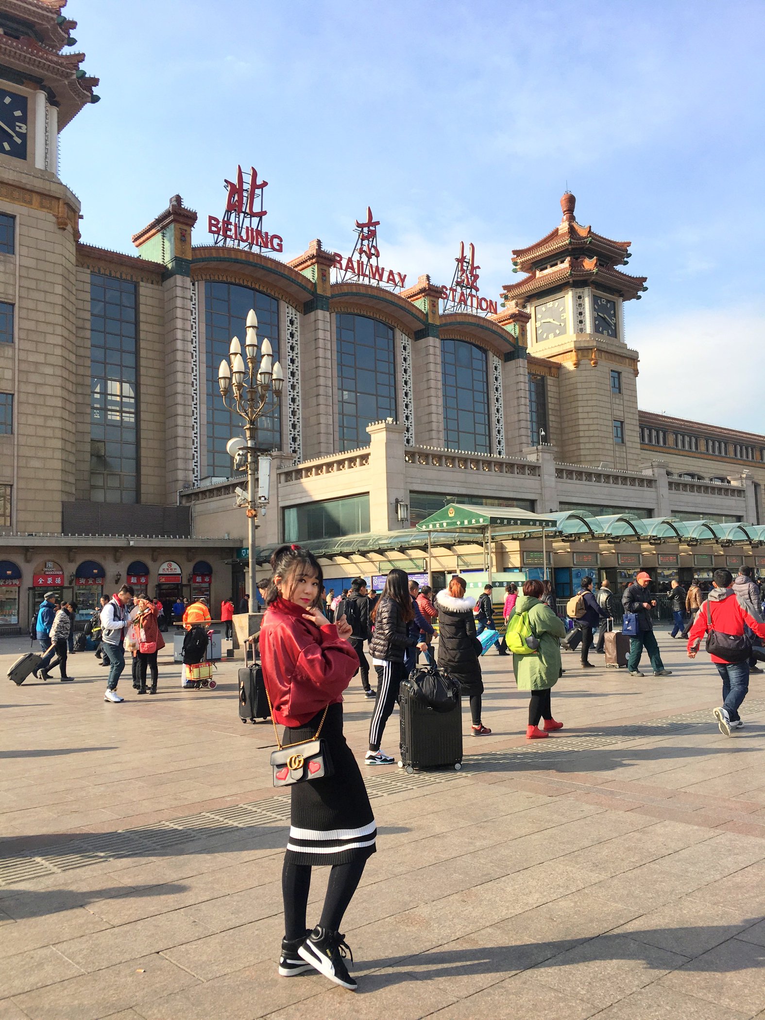 在人来人往的北京站拍的游客照