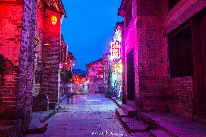 黄姚的夜静谧清宁,没有熙攘的人群,没有激荡心灵的强劲音乐,慢成为主