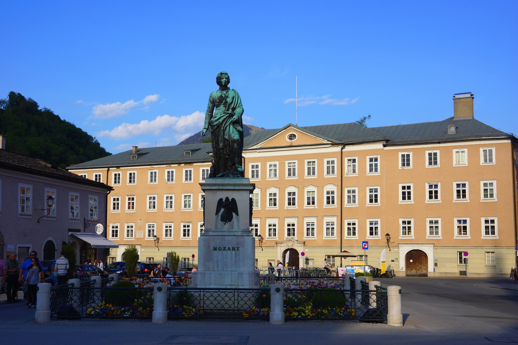 这栋古建筑似乎与萨尔斯堡大学有关,墙上的图案和铁钉的影子,大概也有