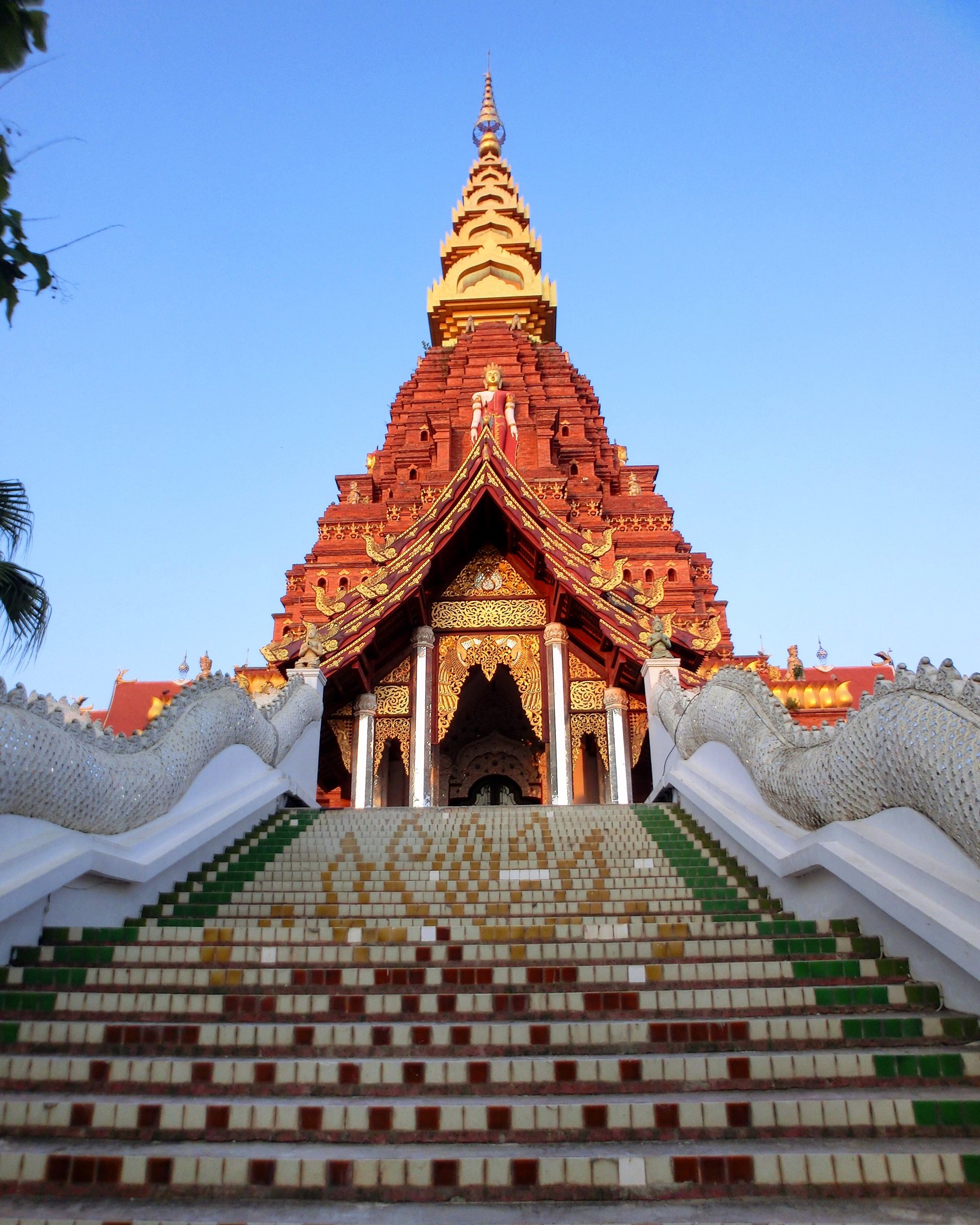 围绕着大塔的四个特色小塔是实心的塔建筑分别代表另外四景景栋缅甸景