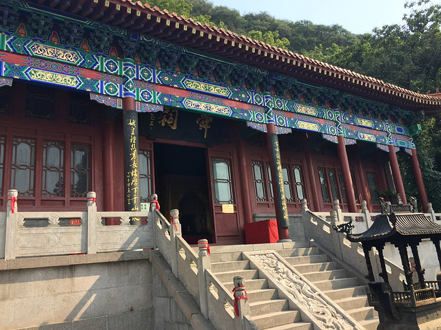 是佛家圣地,园内有很多树,就算夏天也不是很热,山