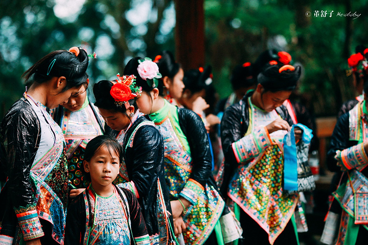 高盘发髻剃光的头大裤裆肩扛长枪这是岜沙男人的经典形象但岜沙的看点