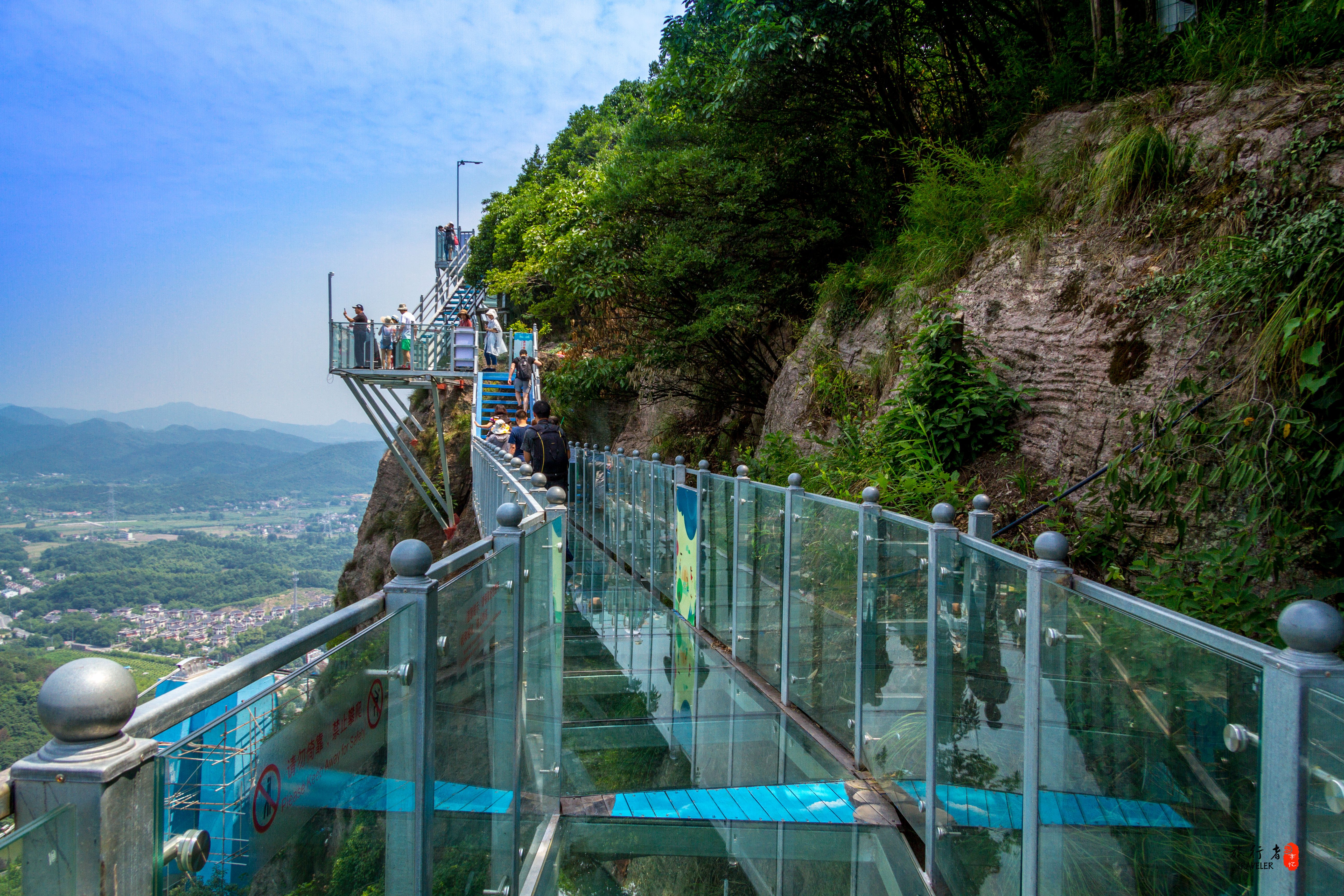 栈道由全透明双层夹胶玻璃组建看着可怕却是十分安全哒.