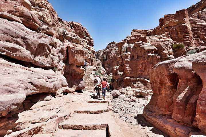 从售票处到罗马古城区一路都比较平坦,路比较