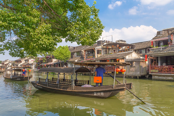 西塘古镇最大的特色,西塘的桥的修建工艺非常精湛,不仅仅满足了人们的