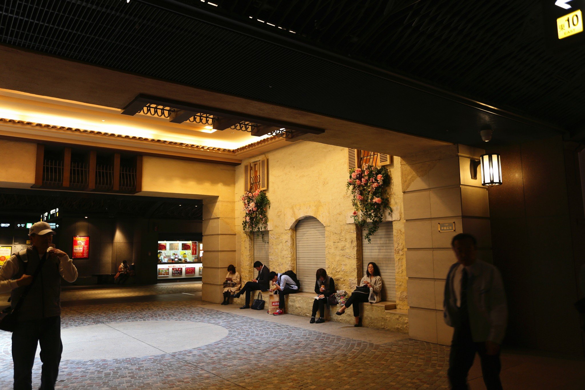 天神地下街在天神西铁站的下面,很长,很多出口,本来我还担心找不到,是