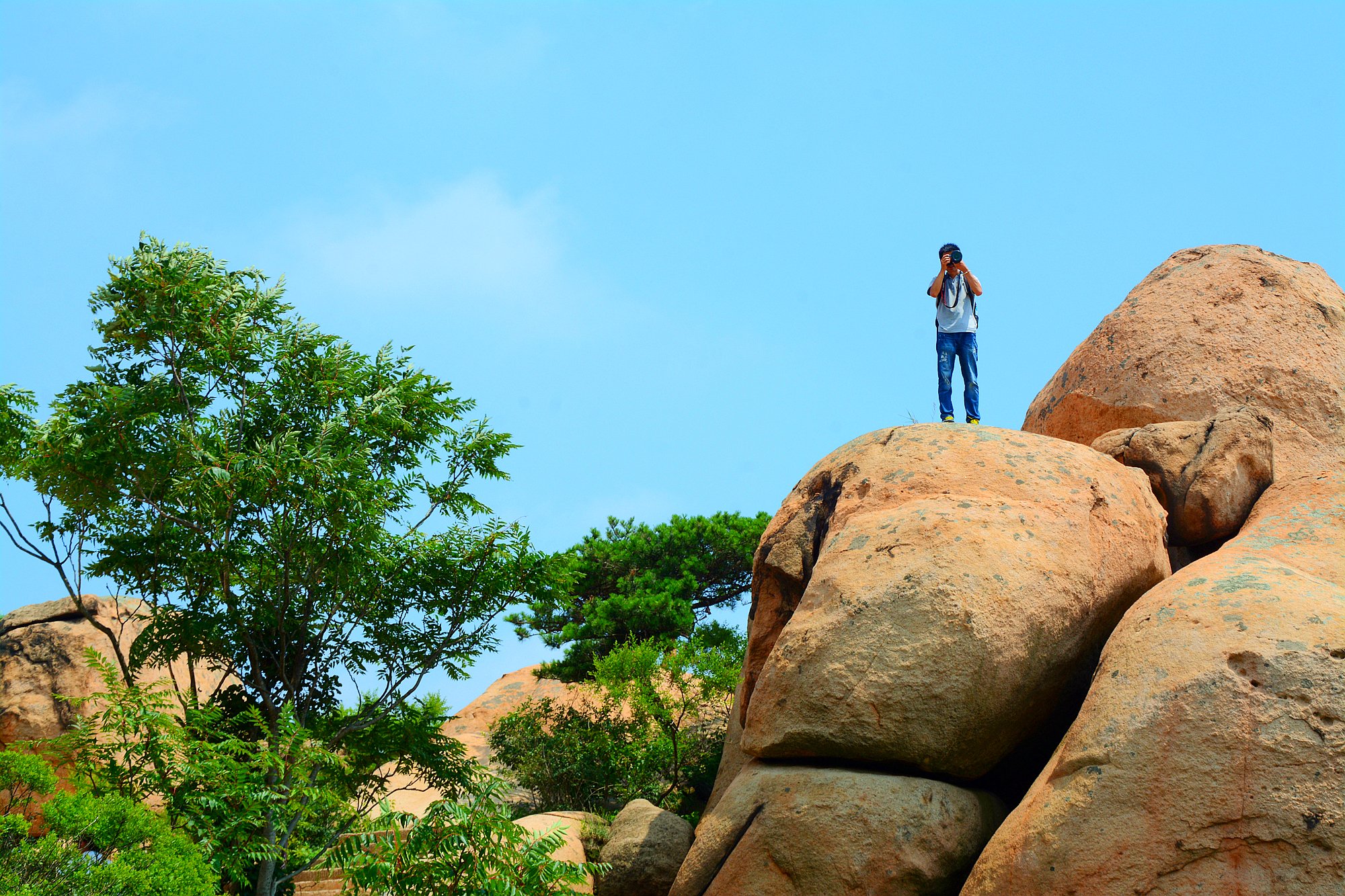 五莲山深山藏古寺孤峰耸碧天
