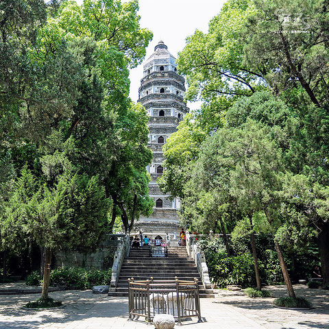 这样看比较明显,虎丘塔倾斜的角度,塔向东北偏