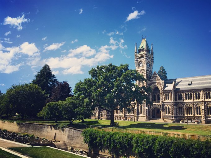 怎么能错过新西兰历史最悠久的大学学校注册处的钟塔楼也是但尼丁城市