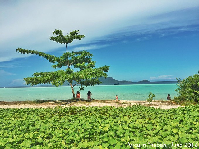 海岛上的驻军都很帅气,他们英语很好,能和你侃