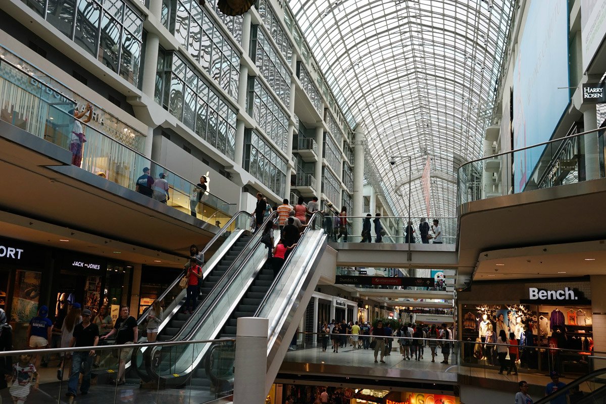 伊顿中心由230间商户,食肆,两个美食广场组成,是加拿大东部最大以及