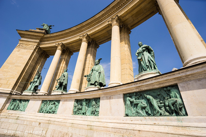 2017柱廊中矗立着14 位匈牙利历代著名统治者