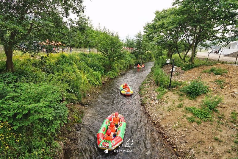 河道十八弯,看漂流的朋友们各个都紧张又兴奋的