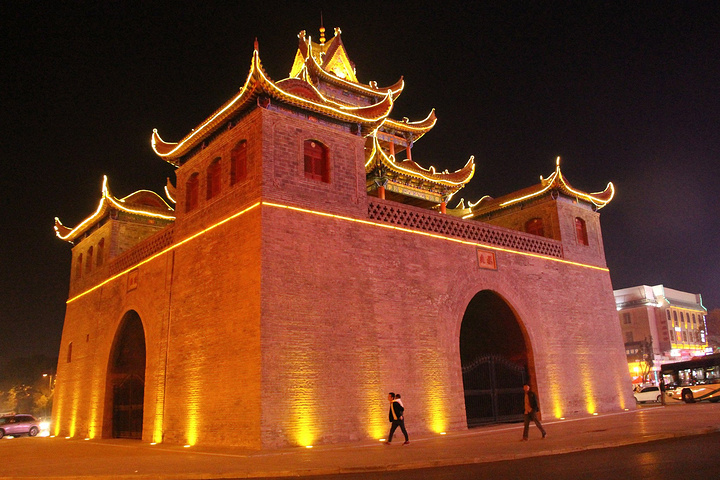 便打算到银川比较有名的迎宾楼吃一顿刷羊肉.