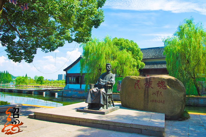 鲁镇,船在鉴湖游行,蓝天白云,清水绿水,惬意十足_绍兴柯岩风景区"的