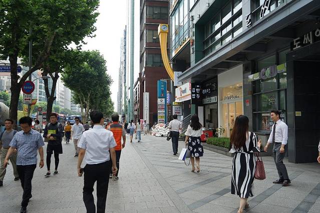 江南地铁站购物中心