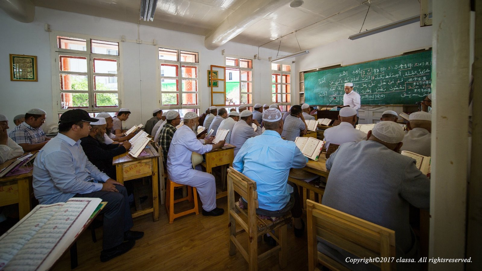 进入清真寺要尊重民族习俗:(1)不吸烟,不喝酒,禁止酒后参观;禁止带非