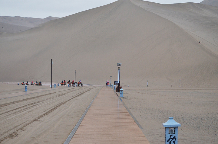 鸣沙山、月牙泉鸣沙山位于敦煌市的南部,鸣沙