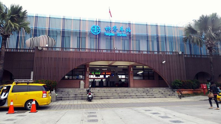 很快,大约三四十分钟就到了枋寮车站,凭在网上打印的取票凭证取了票