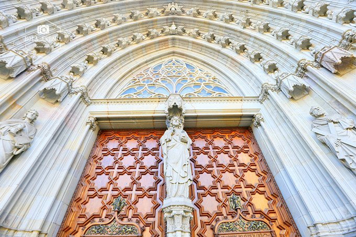 巴塞罗那大教堂是当地最富有标志性的建筑之一