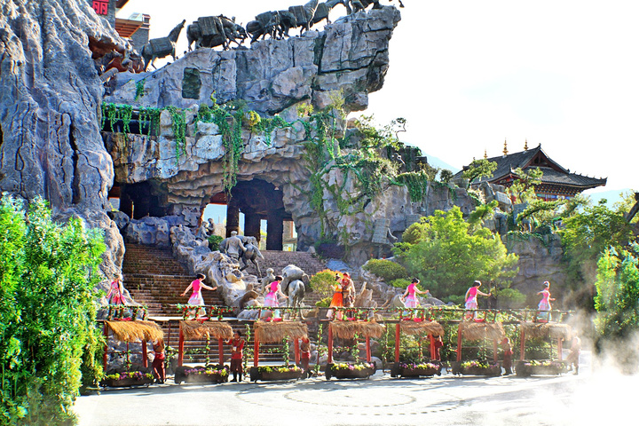 丽江千古情景区除了千古情表演、丽江恋歌以及丽江乐园，每天在园区里还有木府招婿等十大主题表演