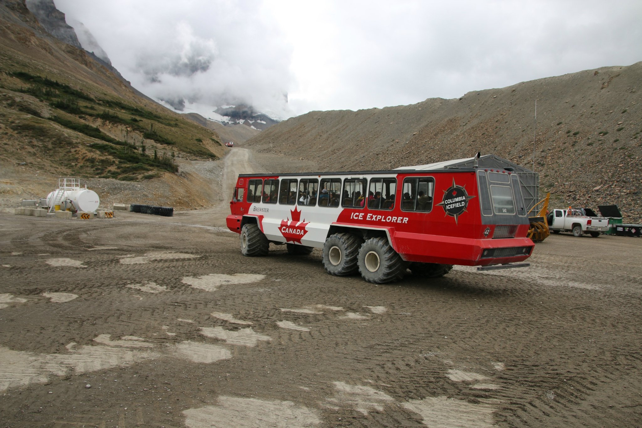 看看这坡度.各种花式的大脚车