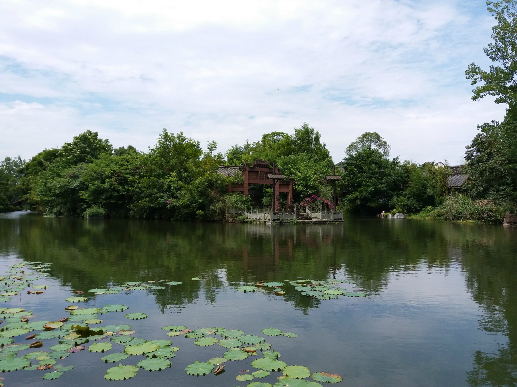 夏季的黄龙溪玩水的人特别多.