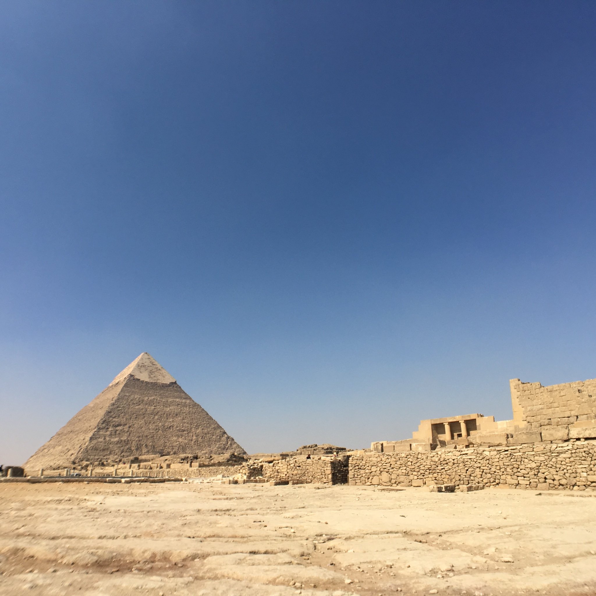 完成了我多年的梦想,能够站在金字塔面前,感受着公元2600年前建造的