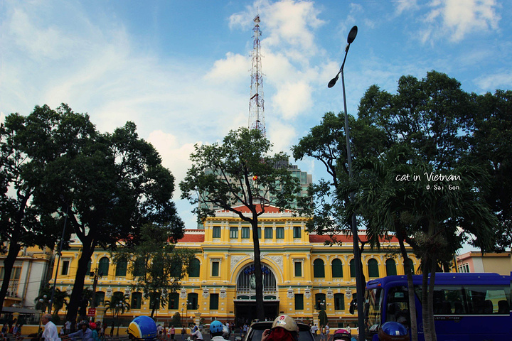 21教堂对面是中央邮局 红黄色建筑很漂亮 内部是尚在营业的柜台和纪念品售区 胡志明的画像在最显眼的位置 中央邮局 评论 去哪儿攻略