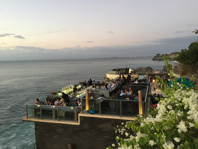 岩石酒吧是巴厘岛标志性日落观赏地点,入住度