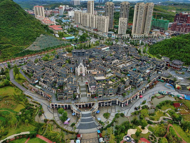 时光贵州,是是贵州100个特色旅游景区之一,位于贵阳百花湖,红枫湖之间