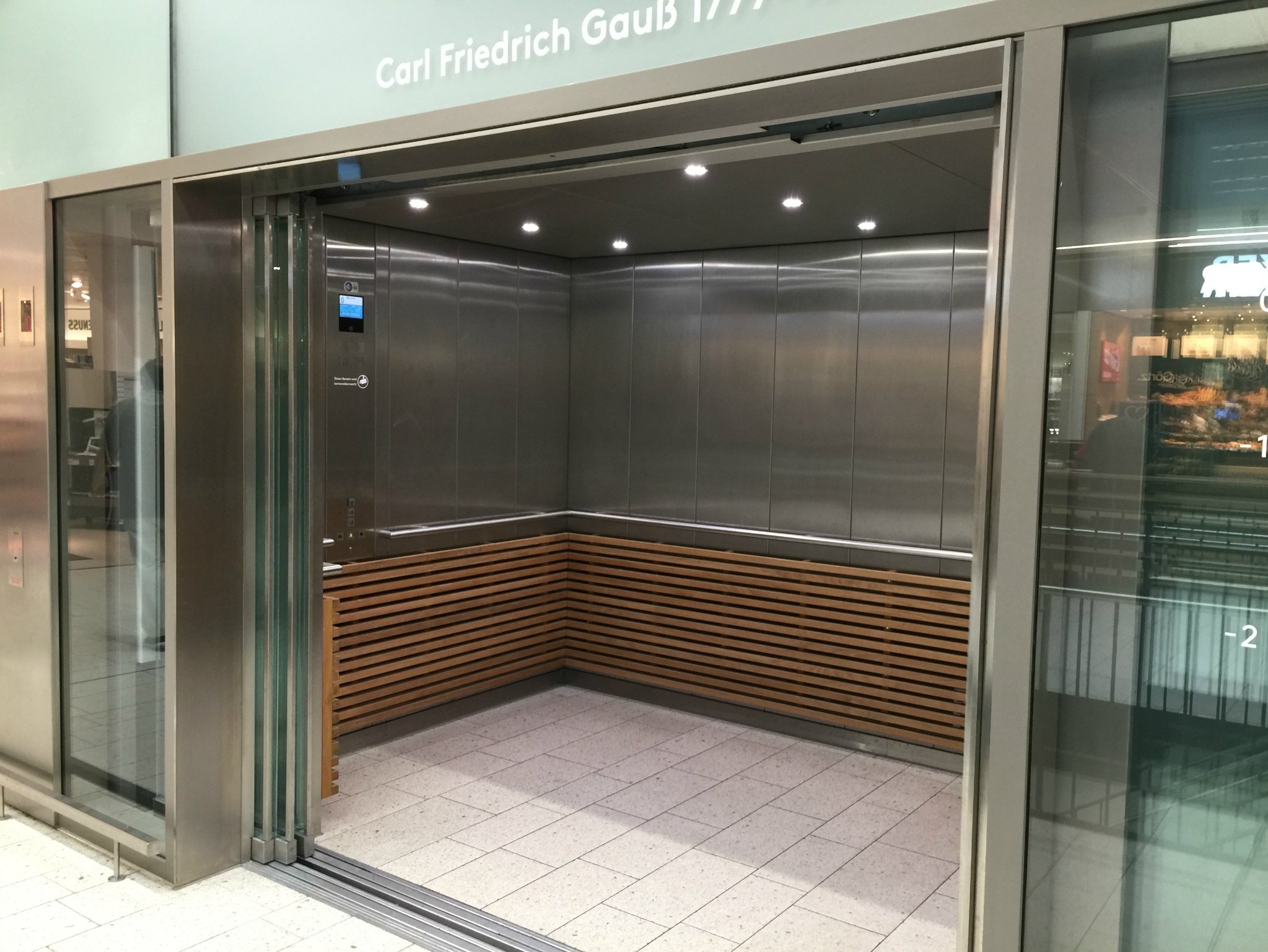 超市里超级宽敞的电梯.非常多的各色葡萄酒,啤酒.蔬菜水果真不便宜.