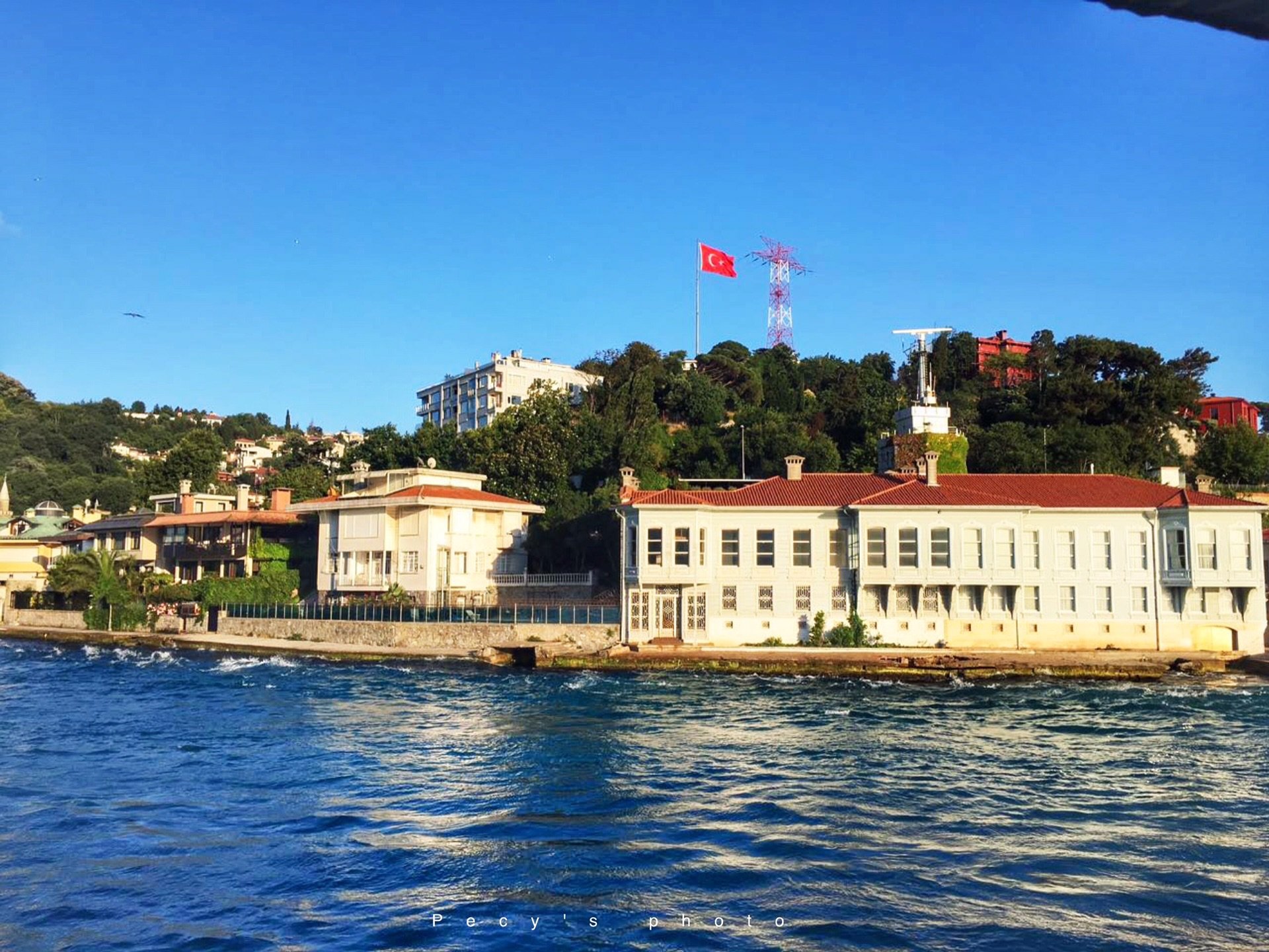 你会听见有人拿喇叭喊海峡轮渡 那个才是对的 全程