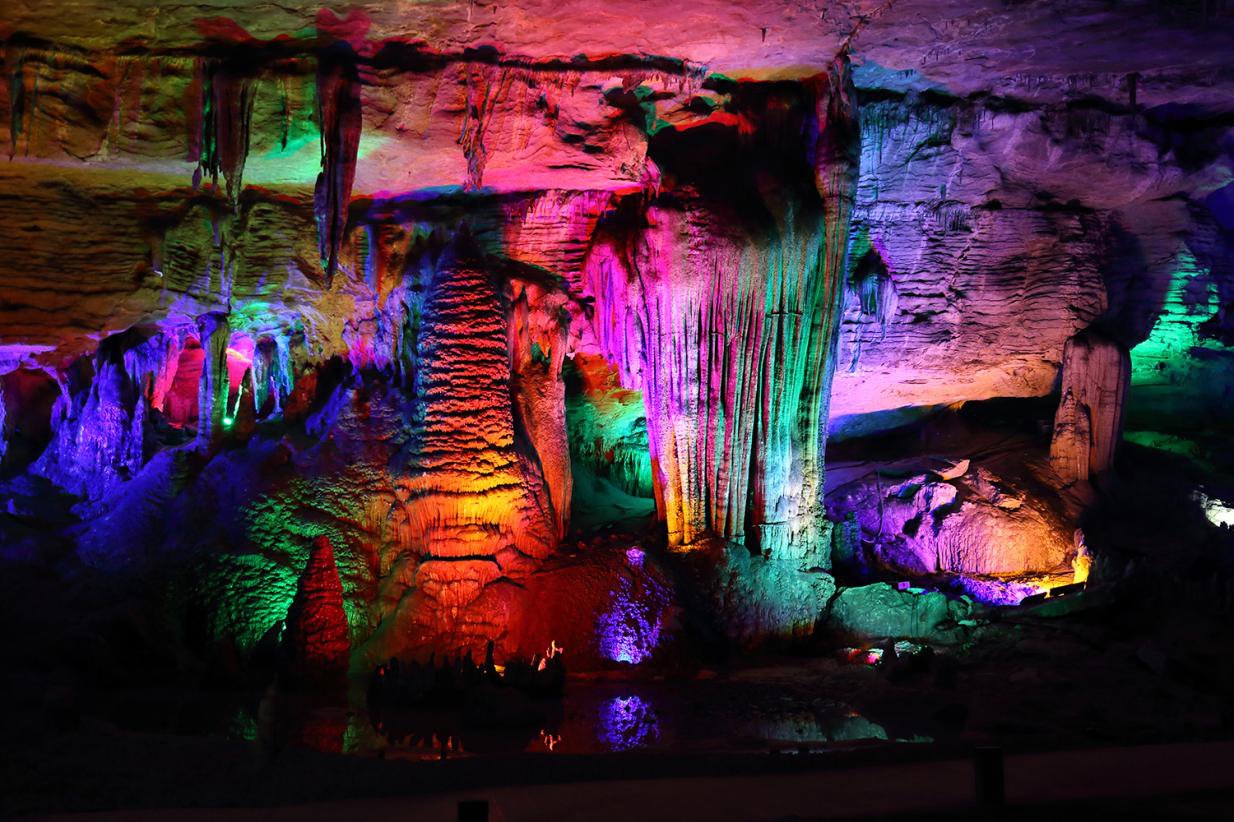 桥下传说是九龙洗澡的地方,导游说这座桥是整个九龙洞内唯一一个人造