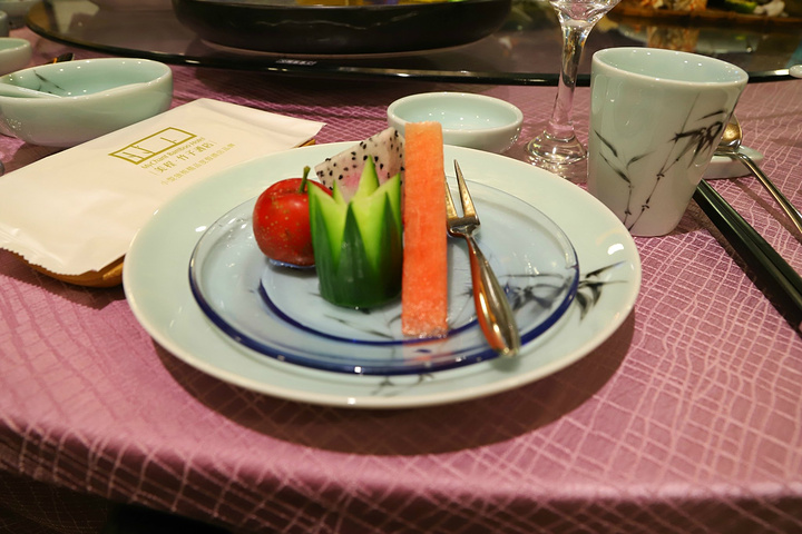 傍晚,我们来到一处极为安静的地方--美程竹子酒