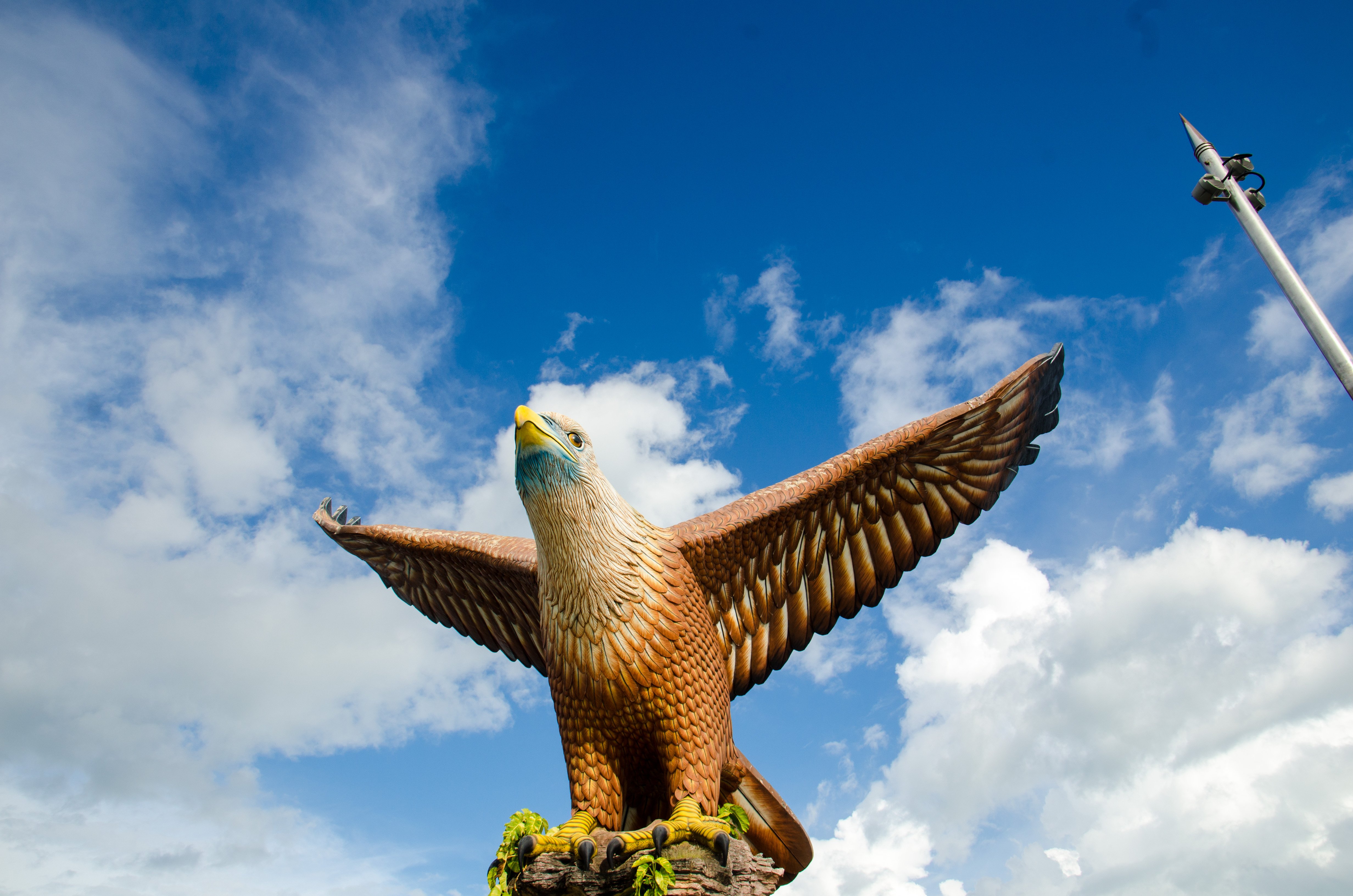 2019巨鹰广场游玩攻略,站在石塔上,张开着巨大的翅.【去哪儿攻略】