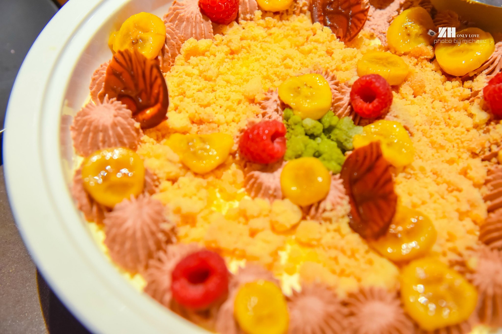 色彩鲜艳,造型漂亮的各种甜品,把颇有少女心的同行的小伙伴萌化了.